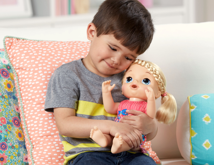 Mi hijo juega con muñecas. ¿Será homosexual?