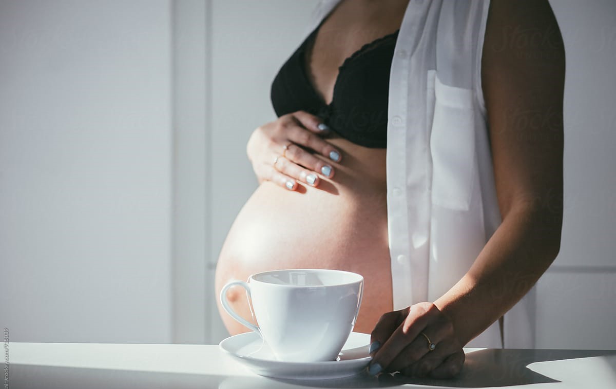 Leí en Internet que las embarazadas no deben tomar café. ¿Es cierto?